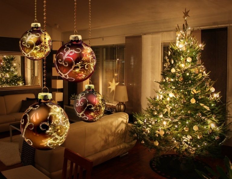 Indoor Christmas Tree Decorations With Lights